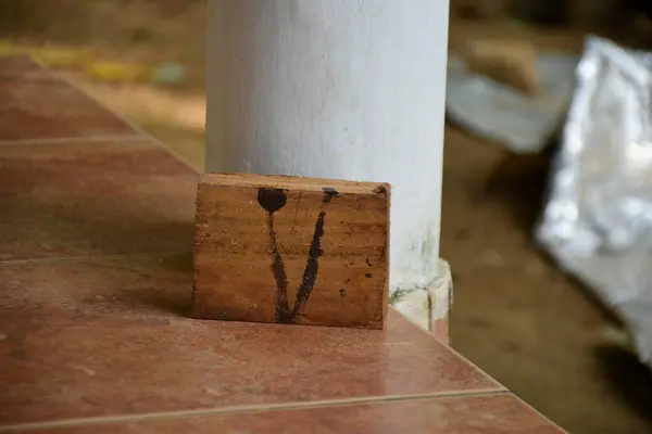 Yıpranmış Ahşap Blok Siyah Boya İşaretli Beyaz Sütunlu