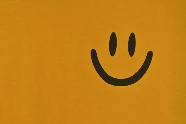 Sarı Kumaş Minimalist Mutlu Yüz Tasarımı Üzerine Siyah Gülen Yüz