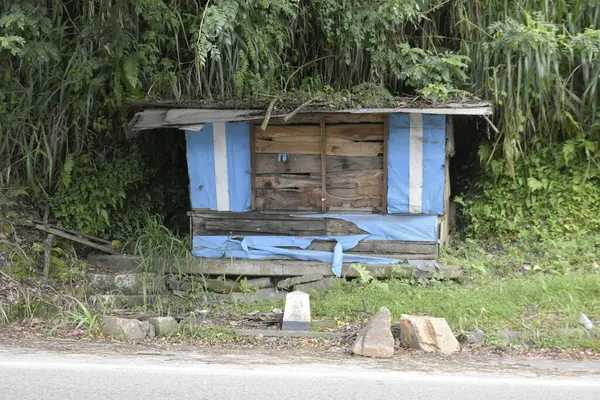 Terk Edilmiş Yol Kenarı Kulübesi veya Mavi ve Beyaz Çizgili Kulübe