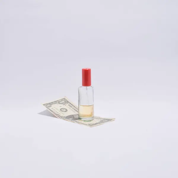 Bu minimalist imaj lüks, harcama, kişisel bakıma yatırım veya güzellik ve kişisel ürünlerin maliyetini sembolize edebilir. Finans, yaşam tarzı, güzellik ve kişisel hoşgörü için bütçe kavramları için ideal