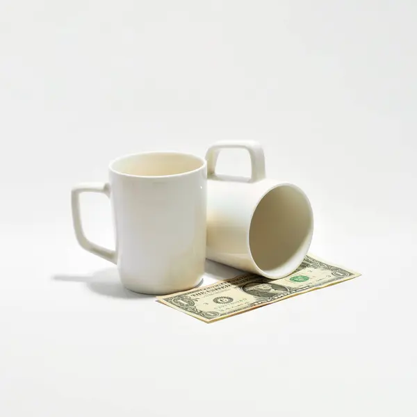 Bu minimalist stüdyo çekimi günlük giderler, basit zevkler için bütçe ayırmak ya da günlük eşyaların maliyetini sembolize edebilir. Kişisel finans ve içecek tüketimiyle ilgili modeller, ürün sunumları veya içerik için ideal