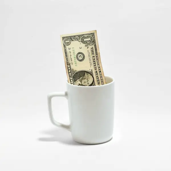 Bu minimalist ve doğrudan stüdyo çekimi para biriktirme, finansal planlama, ileride satın almak için bütçe ayırmayı veya günlük kahvenin maliyetini sembolize edebilir. Modeller, ürün sunumları veya kişisel finansman ile ilgili içerik için idealdir.