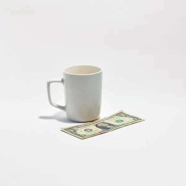 Bu minimalist ve canlı stüdyo çekimi günlük harcamaların, basit zevklerin bütçesinin, günlük eşyaların maliyetinin veya finansal planlamanın kavramlarını sembolize edebilir. Modeller, ürün sunumları veya kişisel finansman ile ilgili içerik için idealdir.