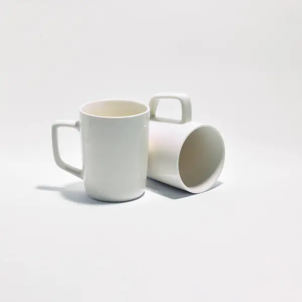 Bu çok yönlü stüdyo çekimi özel tasarım, logo ya da metin için temiz bir zemin olarak sergilenmek için idealdir. Basitlik, tekdüzelik ve kişiselleştirme için hazırlık temalarını iletir. Model, ürün sunumları veya genel içerik için mükemmel 