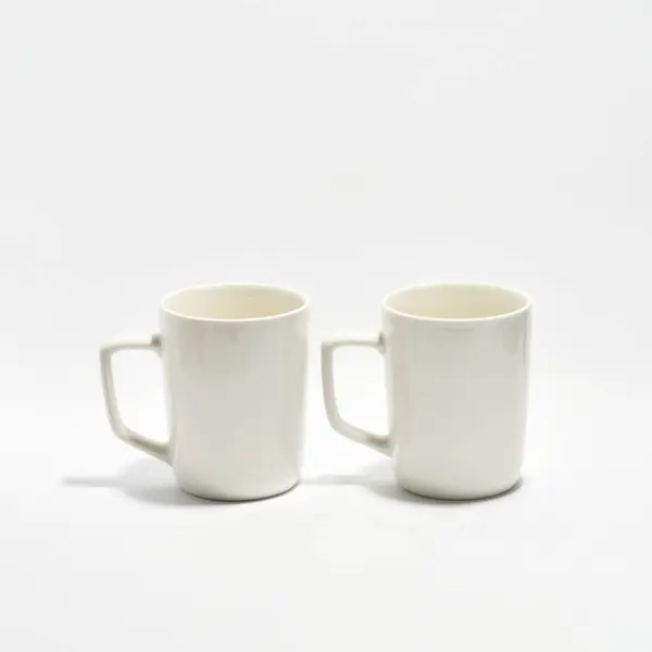 Bu minimalist ve çok yönlü stüdyo çekimi özel tasarım, logo veya metin için temiz bir zemin olarak göstermek için idealdir. Basitlik, tekdüzelik ve kişiselleştirme için hazırlık temalarını iletir. Model, ürün sunumları veya g için mükemmel