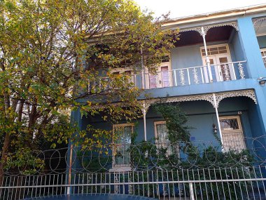 Port Elizabeth, Güney Afrika - 12 Haziran 2025: Merkezdeki Havelock Meydanı 'ndaki bu tarihi ev zarif Wedgewood mavisi boyanmış. Meydanda 1862 'de inşa edilen bazı evler yer alıyor ve Donkin Heritage Patikası üzerinde yer alıyor.. 