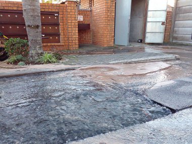 Port Elizabeth, Güney Afrika - 19 Haziran 2025: kaynayan Altyapı. Verdun Yolu, Lorraine 'deki bir kasaba kompleksinin sakinleri, Sedan Bulvarı' ndaki bir başka olaydan bir hafta sonra patlamış bir boruyla uyandılar. Altyapı yeterli mi?? 