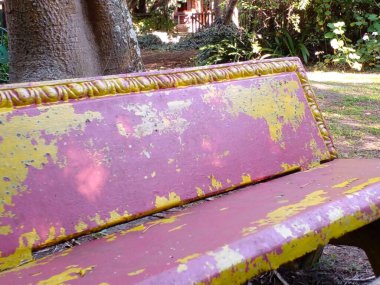 Biraz otur ve benimle hayal kur. Yıpranmış bir bank zengin pembe ve altından oluşan bir girdaptır. Tarzında bohem ve kırsal sadeliğinde güzel..