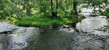 Ukrayna 'da bir nehir yatağında küçük bir şelale