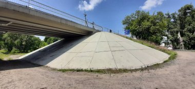 Nehir üzerindeki bir köprünün destekleyici yapısı