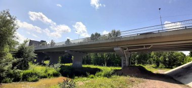 Nehir üzerindeki bir köprünün destekleyici yapısı