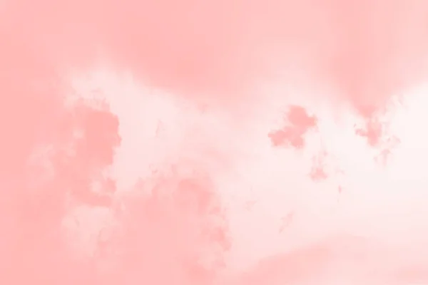 淡いピンクの空の背景にサンゴの色の雲 — ストック写真
