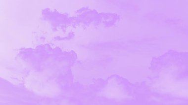 Bulutlu mor gökyüzü, açık renkli pastel arkaplan