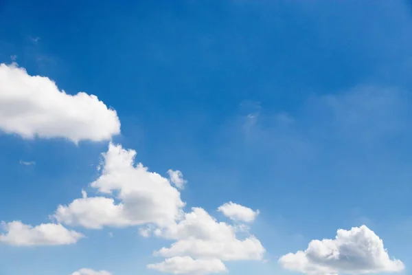 青空の上の白い雲昼間の背景 — ストック写真