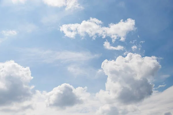 Светло Голубое Небо Мягкими Белыми Облаками Небо Фон — стоковое фото