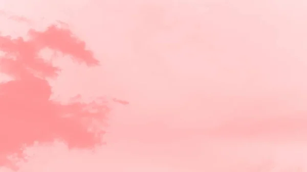 要旨サンゴピンク色の柔らかい色の空の背景にぼやけた雲 パノラマ — ストック写真