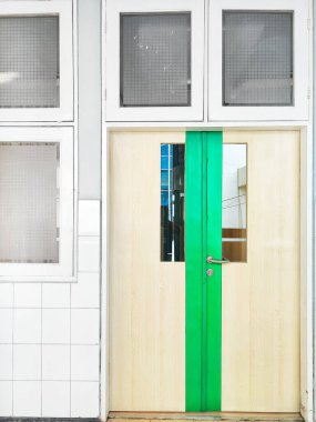 Eski bir ofis binasının boş yeşil kapısı. yüksek kaliteli fotoğraf