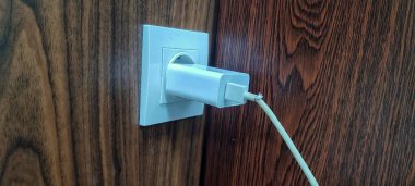 Tahta duvarda elektrik prizi