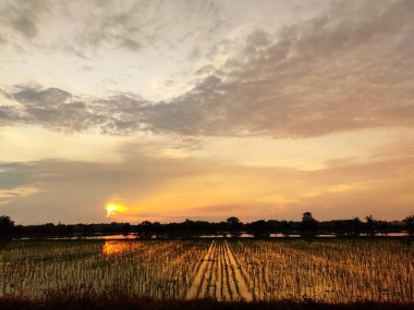 Gölün üzerinde güzel bir gün batımı