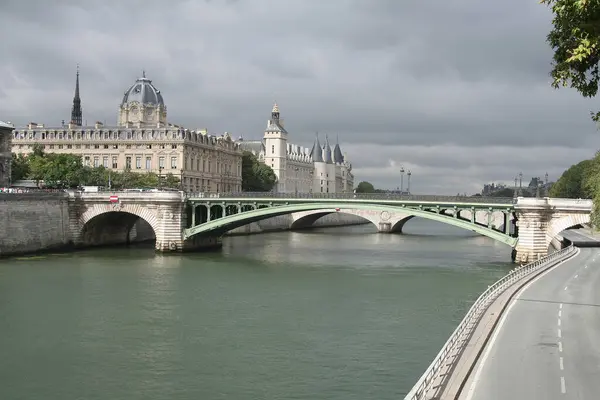 Paris, Fransa 'daki Seine Nehri ve Pont de Notre Dame manzarası