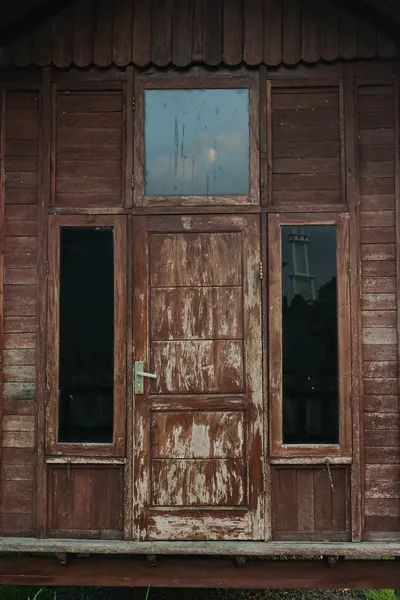 Minimalist ahşap ev cephesi ıssız.