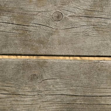 Sahildeki kumların üzerine yatay yerleştirilmiş doğal ahşap kalasların yakın görüntüsü. Sıcak tonlar ve tahıl dokusu onu arka plan ya da rustik tasarım elementi olarak kullanışlı kılar.