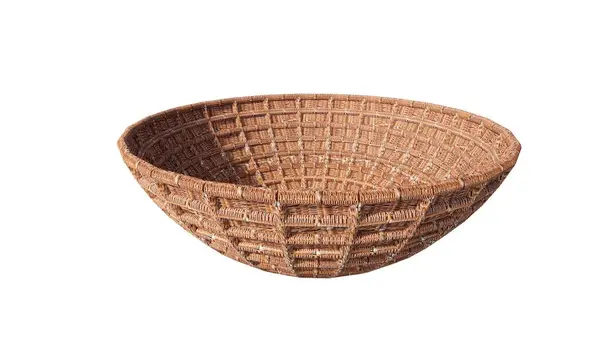 Beyaz arka plan üzerinde izole kahverengi hasır sepet.