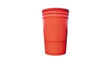 Beyaz arka planda kırmızı plastik bardak