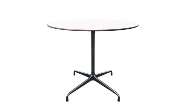 Metal dışkısı beyaz arkaplanda izole edilmiş tablo