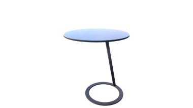 masa sandalyesi beyaz arkaplanda izole edildi