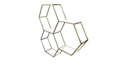 Beyaz sırtında izole edilmiş 3 boyutlu altın metal c şekli.