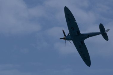Güneşli bir günde uçan Spitfire uçağı. Yüksek kalite fotoğraf