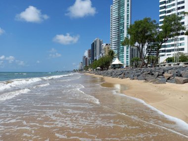 Arka planda güzel sahil ve deniz