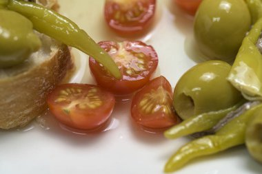 Geleneksel İspanyol Gilda Pintxo Şiş ile Zeytin, Ançüez ve Turşu Biberi