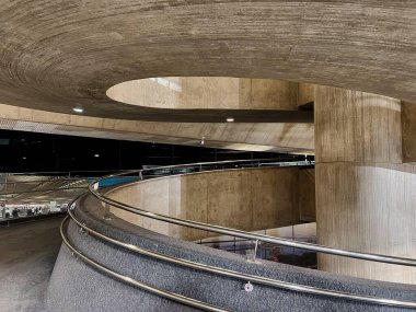 Birkaç tenis topu kalenin yakınındaki bir kil sahaya yayıldı. Sahne sıcak tonlarla aydınlatılmış, bir akşam çalışması ya da maç izlenimi veriyor, kilin dokuları açıkça görülüyor..