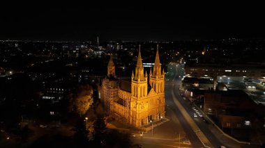 Kuzey Adelaide, Güney Avustralya 'daki St. Peters Katedrali gece 4K' lık çarpıcı bir hava aracı görüntüsüyle ele geçirildi. Gotik Diriliş mimarisi ve ikiz kuleleri ile tanınan bu ikonik Anglikan kilisesi güzel bir şekilde aydınlatılmış ve göze çarpıyor.