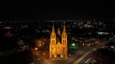 Kuzey Adelaide, Güney Avustralya 'daki St. Peters Katedrali gece 4K' lık çarpıcı bir hava aracı görüntüsüyle ele geçirildi. Gotik Diriliş mimarisi ve ikiz kuleleri ile tanınan bu ikonik Anglikan kilisesi güzel bir şekilde aydınlatılmış ve göze çarpıyor.