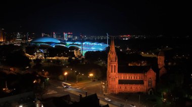 Kuzey Adelaide, Güney Avustralya 'daki St. Peters Katedrali gece 4K' lık çarpıcı bir hava aracı görüntüsüyle ele geçirildi. Gotik Diriliş mimarisi ve ikiz kuleleri ile tanınan bu ikonik Anglikan kilisesi güzel bir şekilde aydınlatılmış ve göze çarpıyor.