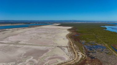 Bu hava aracı fotoğrafı, Kuzey Adelaide, Güney Avustralya 'daki St. Kilda Mangrove Patikası' nın geniş manzarasını yakalar. Sergide yemyeşil mangrovlar, kurak tuz tavaları, dalgalı gelgit kanalları ve kıyı sulamaları arasında çarpıcı bir tezat yer alıyor.