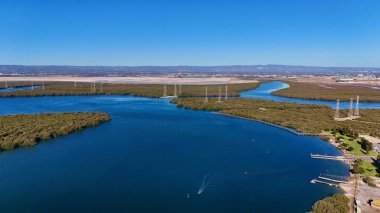 Kuzey Adelaide, Güney Avustralya 'da yer alan Garden Island, bu hava aracı görüntüsünde eşsiz mangrov sulak alanları, gelgit körfezleri ve deniz aktivitelerini görüntülemektedir. Manzarada Port River haliçleri, sakin kano yolları, botlar yer alıyor.