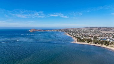 Güney Adelaide, Güney Avustralya 'da bulunan Victor Harbor bu 4K hava aracı görüntülerinde çok güzel bir şekilde yakalandı. Video klipte tarihi sahil kenti Granit Adası, manzaralı iskele, uçurumlar, turkuaz okyanus ve çevreleyen yeşil