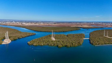 Kuzey Adelaide, Güney Avustralya 'da yer alan Garden Island, bu hava aracı görüntüsünde eşsiz mangrov sulak alanları, gelgit körfezleri ve deniz aktivitelerini görüntülemektedir. Manzarada Port River haliçleri, sakin kano yolları, botlar yer alıyor.