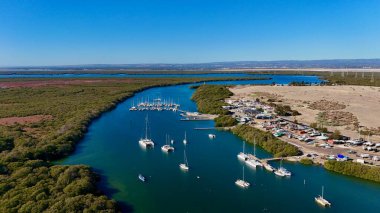 Kuzey Adelaide, Güney Avustralya 'da yer alan Garden Island, bu hava aracı görüntüsünde eşsiz mangrov sulak alanları, gelgit körfezleri ve deniz aktivitelerini görüntülemektedir. Manzarada Port River haliçleri, sakin kano yolları, botlar yer alıyor.