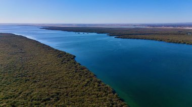 Kuzey Adelaide, Güney Avustralya 'da yer alan Garden Island, bu hava aracı görüntüsünde eşsiz mangrov sulak alanları, gelgit körfezleri ve deniz aktivitelerini görüntülemektedir. Manzarada Port River haliçleri, sakin kano yolları, botlar yer alıyor.