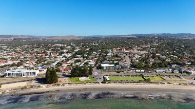 Güney Adelaide, Güney Avustralya 'da bulunan Victor Harbor bu 4K hava aracı görüntülerinde çok güzel bir şekilde yakalandı. Video klipte tarihi sahil kenti Granit Adası, manzaralı iskele, uçurumlar, turkuaz okyanus ve çevreleyen yeşil