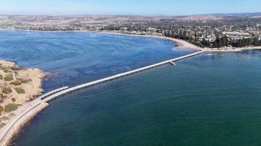 Güney Adelaide, Güney Avustralya 'da bulunan Victor Harbor bu 4K hava aracı görüntülerinde çok güzel bir şekilde yakalandı. Video klipte tarihi sahil kenti Granit Adası, manzaralı iskele, uçurumlar, turkuaz okyanus ve çevreleyen yeşil