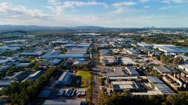 Queensland, Avustralya 'daki Carole Park ve Wacol sanayi bölgelerinin hava görüntüsü büyük depoları, dağıtım merkezlerini, ulaşım depolarını ve yol altyapısını gösteriyor. Görüntü bu anahtar lojistik ve imalat merkezinin ölçeğini yakalıyor.