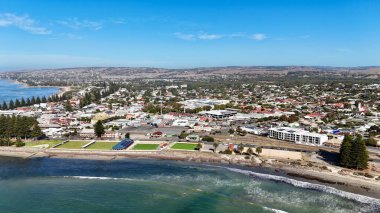 Güney Adelaide, Güney Avustralya 'da bulunan Victor Harbor bu 4K hava aracı görüntülerinde çok güzel bir şekilde yakalandı. Video klipte tarihi sahil kenti Granit Adası, manzaralı iskele, uçurumlar, turkuaz okyanus ve çevreleyen yeşil
