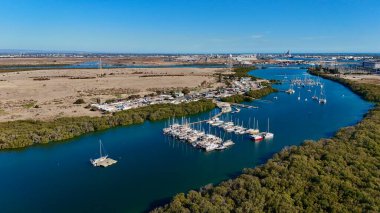 Kuzey Adelaide, Güney Avustralya 'da yer alan Garden Island, bu hava aracı görüntüsünde eşsiz mangrov sulak alanları, gelgit körfezleri ve deniz aktivitelerini görüntülemektedir. Manzarada Port River haliçleri, sakin kano yolları, botlar yer alıyor.