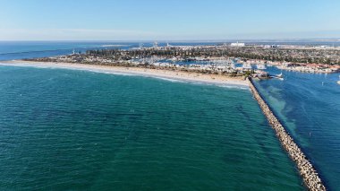 Kuzey Adelaide, Güney Avustralya 'daki North Haven Sahili, el değmemiş sahil şeridini, yatlarla dolu modern marinasını, konut ve dalgakıranlarını gözler önüne sererek çarpıcı bir hava detayıyla ele geçirildi. Görüntüler, aralarındaki zıtlığı vurguluyor.